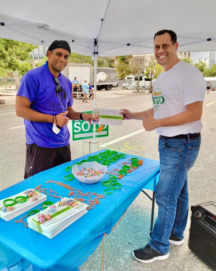 DarrenSoto's tweet photo. #TeamSoto had a blast at #CalleOrange enjoying Latin food, good music, and mixing it up with voters! 🍊 🔈 🎶 https://t.co/7DlqOev4su
