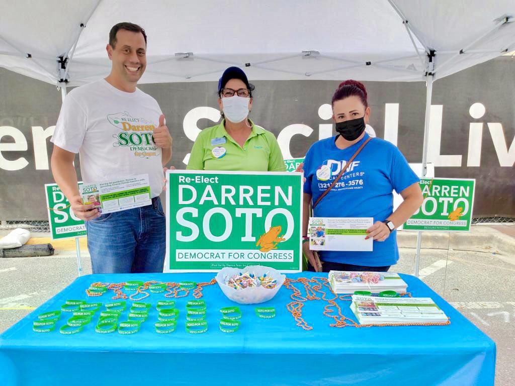 DarrenSoto's tweet photo. #TeamSoto had a blast at #CalleOrange enjoying Latin food, good music, and mixing it up with voters! 🍊 🔈 🎶 https://t.co/7DlqOev4su