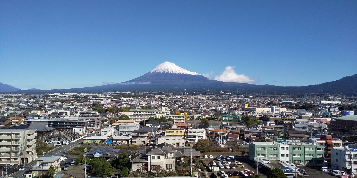 fujisanjyoshi's tweet photo. 【今日の富士山】

白くなってきた富士山ですが、今日はここ数日とは違いとても暖かいです。
下見の時に出会った岳南電車（ハロウィン電車）です。

10月31日に仙台で杜の都駅伝が行われます。上位12チーム（参加を希望する）が決まります。

＃2021富士山女子駅伝
＃12月30日開催 https://t.co/I6CTV75fmW