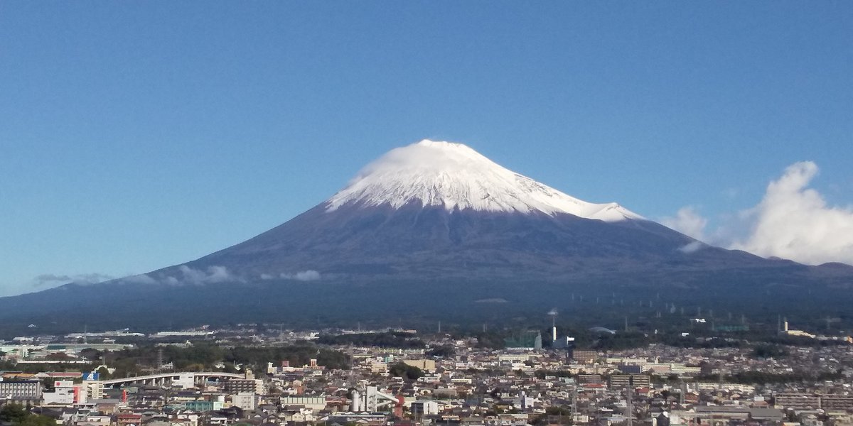 fujisanjyoshi's tweet photo. 【今日の富士山】

白くなってきた富士山ですが、今日はここ数日とは違いとても暖かいです。
下見の時に出会った岳南電車（ハロウィン電車）です。

10月31日に仙台で杜の都駅伝が行われます。上位12チーム（参加を希望する）が決まります。

＃2021富士山女子駅伝
＃12月30日開催 https://t.co/I6CTV75fmW