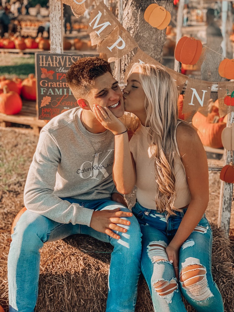 sami_arledge's tweet photo. Our yearly pumpkin patch pictures🤍 https://t.co/sYu88HD8Dc