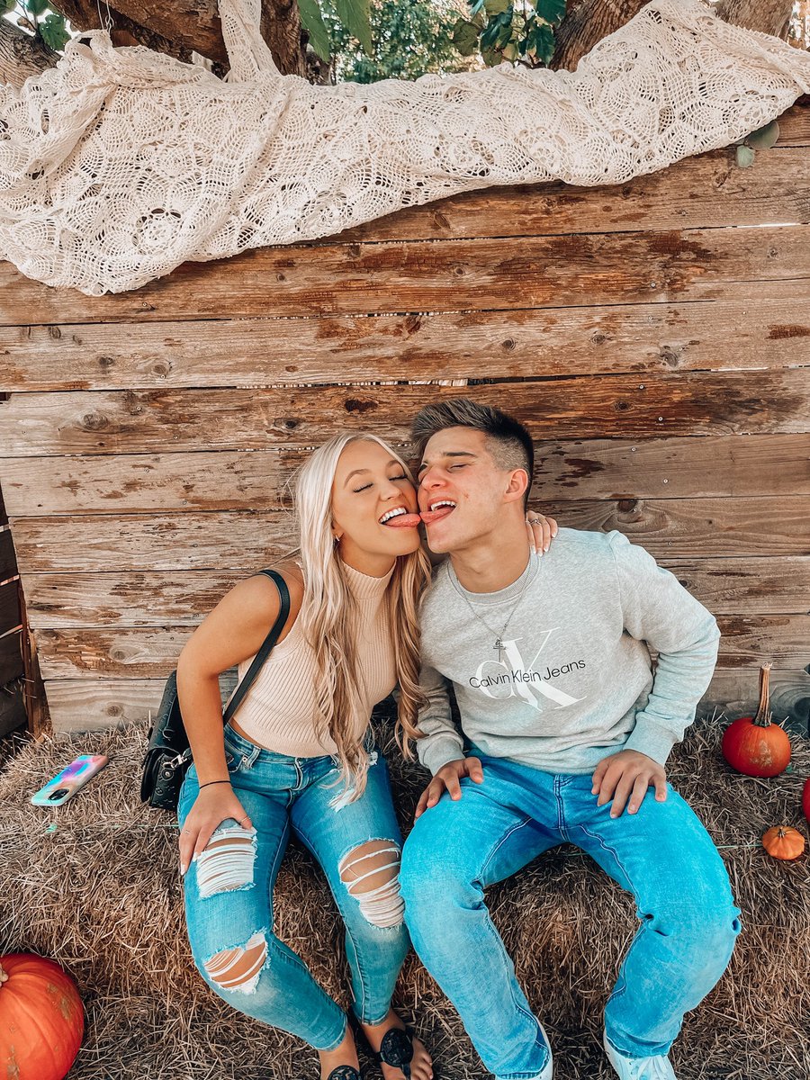 Our yearly pumpkin patch pictures🤍