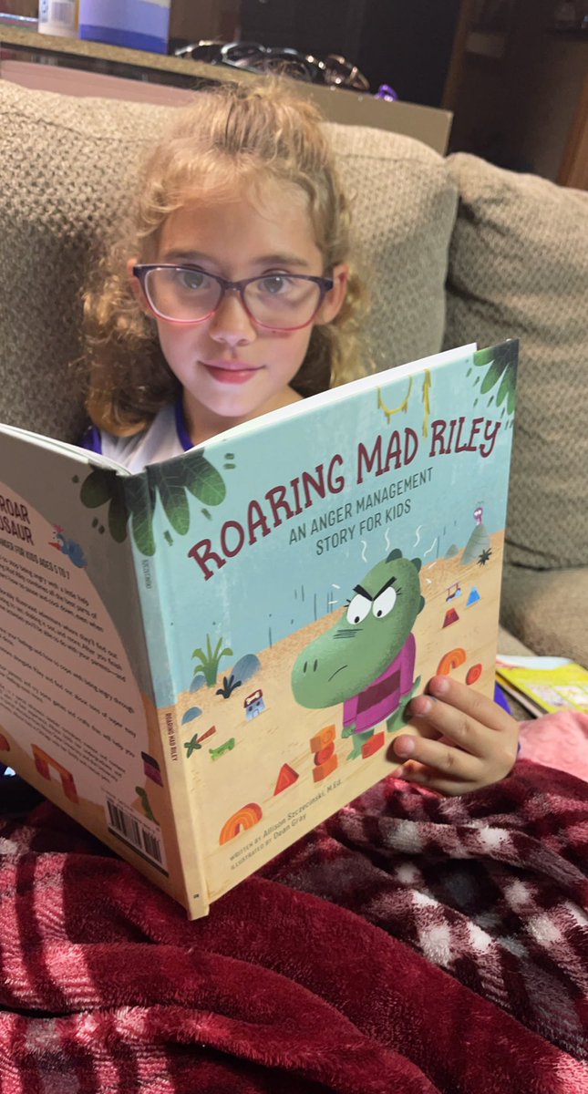 anhayes0's tweet photo. Ryley said her names spelled wrong, but she can still relate 😂❤️📚 #Bookworm #RoaringMadRiley https://t.co/yLslQeVZV8