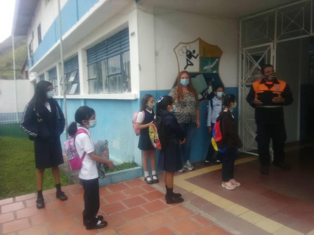PsuvOrgTa24's tweet photo. #Hoy25Oct Con alegría y cumpliendo las normas de bioseguridad se da inicio a las actividades escolares 2021-2022 en #McpioFcodeMiranda @FreddyBernal @AnthonyCartier @charlychaves @MPPEDUCACION #VacunarseEsVida https://t.co/FAGX1xnmh6