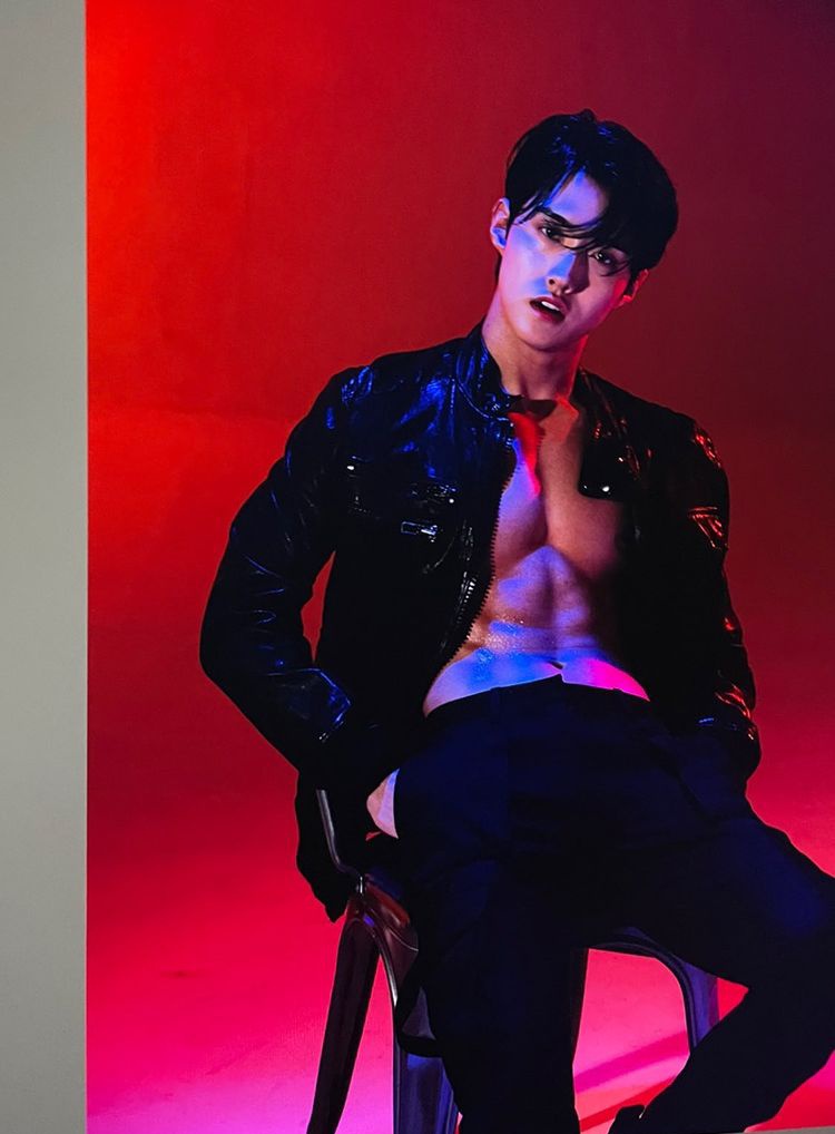 ChangguForever's tweet photo. CHANGGU AND CHAIR, U MEAN??? https://t.co/lRypgHgNx1
