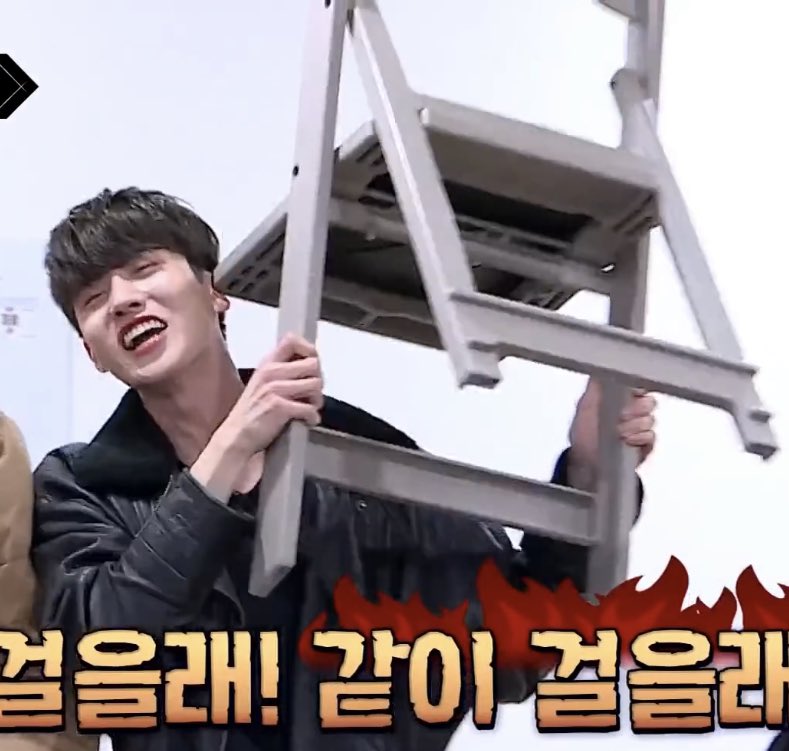 ChangguForever's tweet photo. CHANGGU AND CHAIR, U MEAN??? https://t.co/lRypgHgNx1