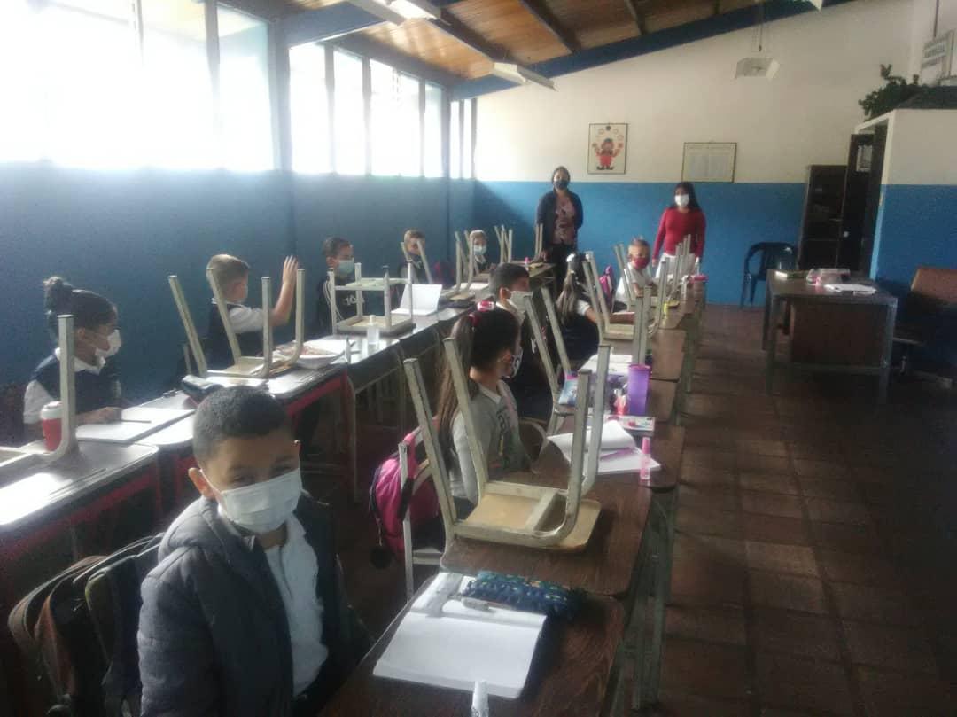 PsuvOrgTa24's tweet photo. #Hoy25Oct Con alegría y cumpliendo las normas de bioseguridad se da inicio a las actividades escolares 2021-2022 en #McpioFcodeMiranda @FreddyBernal @AnthonyCartier @charlychaves @MPPEDUCACION #VacunarseEsVida https://t.co/FAGX1xnmh6