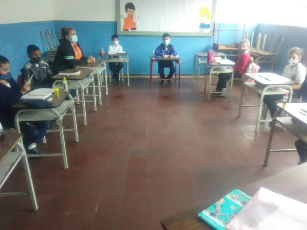 PsuvOrgTa24's tweet photo. #Hoy25Oct Con alegría y cumpliendo las normas de bioseguridad se da inicio a las actividades escolares 2021-2022 en #McpioFcodeMiranda @FreddyBernal @AnthonyCartier @charlychaves @MPPEDUCACION #VacunarseEsVida https://t.co/FAGX1xnmh6