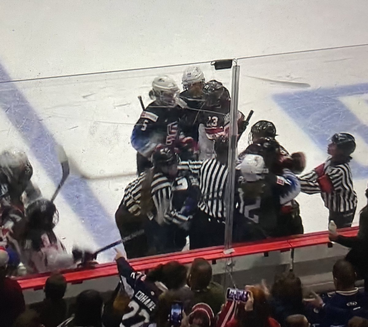 Devin_Heroux's tweet photo. A fight to end the Canada vs USA women’s hockey game.

Captain Poulin in the thick of it. 

Don’t tell these teams this is just an exhibition game. Canada wins 3-2. https://t.co/Jq7ljgBdEJ