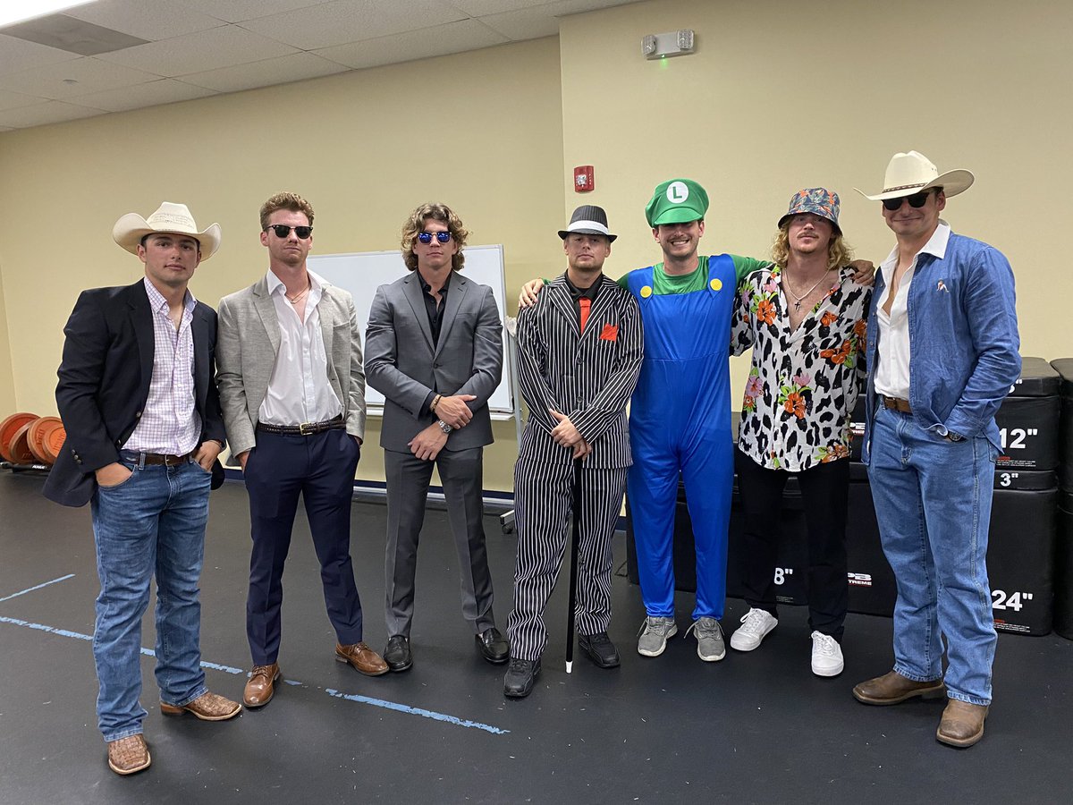 Queens_Baseball's tweet photo. Draft Night’s Best Dressed! 
@mhc218 @nickmelton15 @MSchechterle21 @zwest99 @nick_brass24 @ajsexton7 @carter_f11 https://t.co/7MBDBVioGH