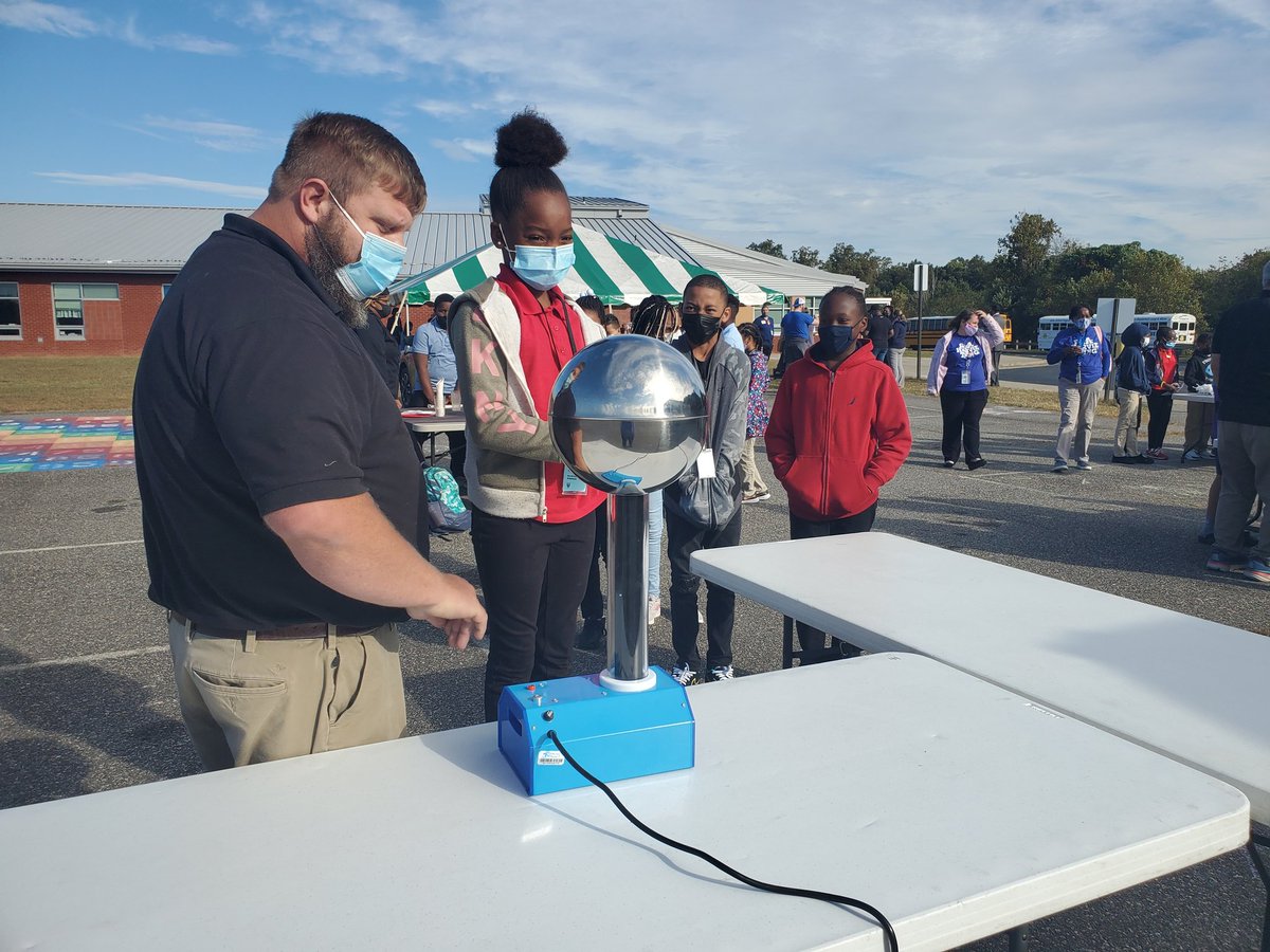 MrsHolmes2U2's tweet image. A great day of hands-on learning.   4-H STEM/CTE 5th Grade Day at Harvie!!! An amazing experience for all!