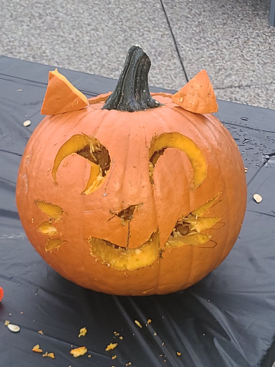 SoftballLovejoy's tweet photo. Great Evening Pumpkin Carving as a TEAM! WE before ME is the KEY! Be an Elite person ALWAYS! Shout out to the Bittlestone's for having us over! #RollPARDS #familyculture #selflessteammate @coachDJLopez @coach__puckett https://t.co/hHHzHRV45M