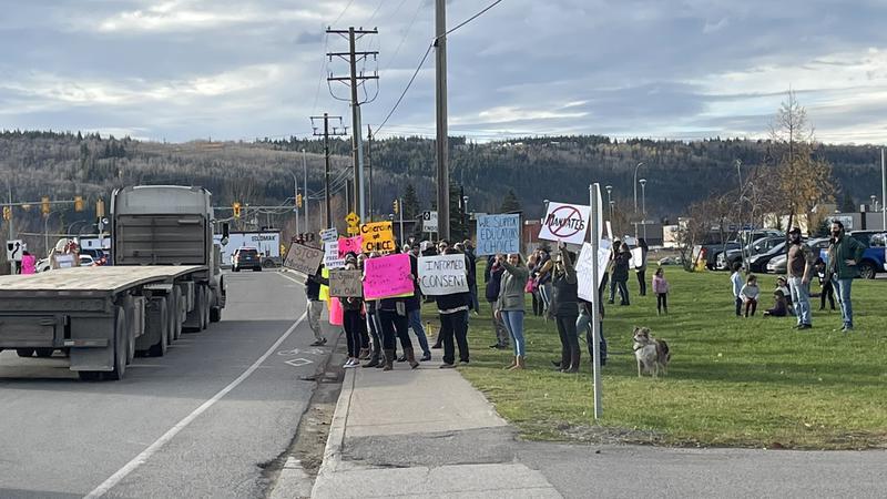Parents protest in front of SD57 dlvr.it/SBHqVD