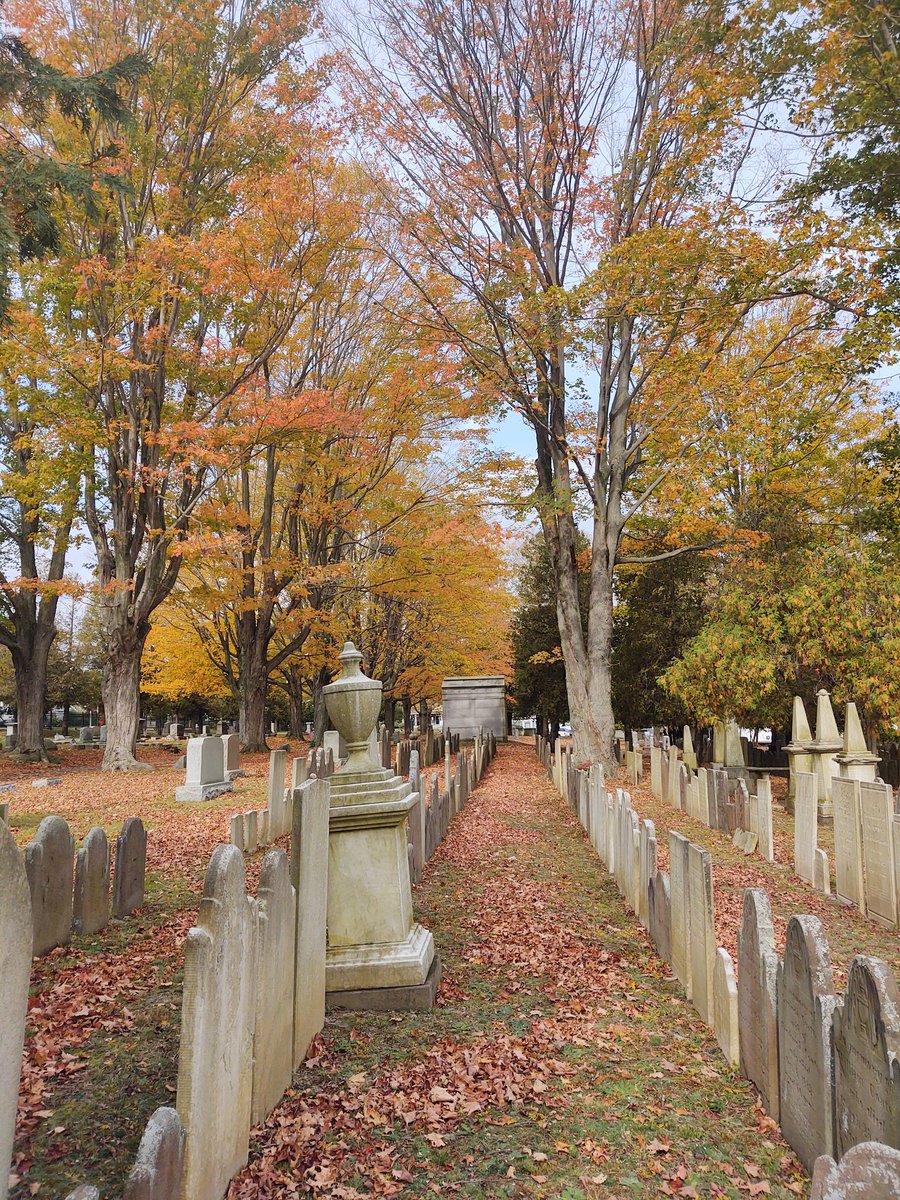 metaphoralaura's tweet photo. I listened to their stories and made hundreds of new friends today. #FallInConnecticut
#NewLondon
#DearlyDeparted
#ILoveCemeteries https://t.co/ESgLBfpPdD