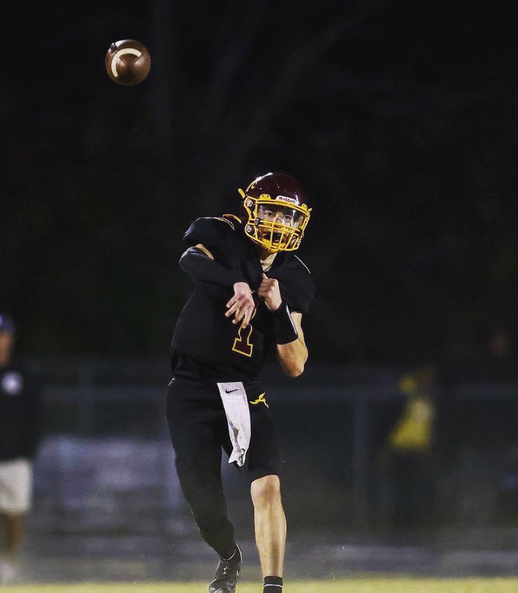 j_gianopulos's tweet photo. #qb1 #classof2022 #highschoolfootball #fridaynightlights #leader #teamfirst https://t.co/249LSEyl8W
