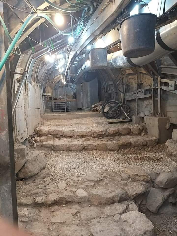 bundaathira's tweet photo. Ditemukan terowongan yang digali oleh Israrl di bawah rumah² rakyat Palestina di lingkungan Silwan di kota Al-Quds, dimana terowongan ini menuju ke Masjid Al-Aqsha.
#SaveAqsa
#SaveQuds
#IsraeliCrimes
#IsraeliApartheid https://t.co/JYk7xWZFx9