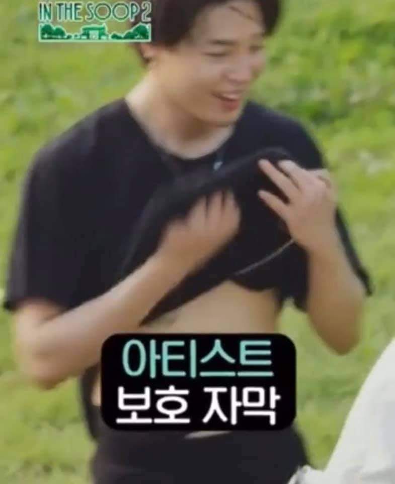 JulianaMarieDLC's tweet photo. H Y B E editors covering Jimin's body in the soop S2 ep. 1&amp;2. Meanwhile, Jimin just revealed it at the PTD concert. *Insert Jin's wiper laugh* 😂
#InTheSoop2 
#PTD_ON_STAGE https://t.co/Y6bOn3ZOAo