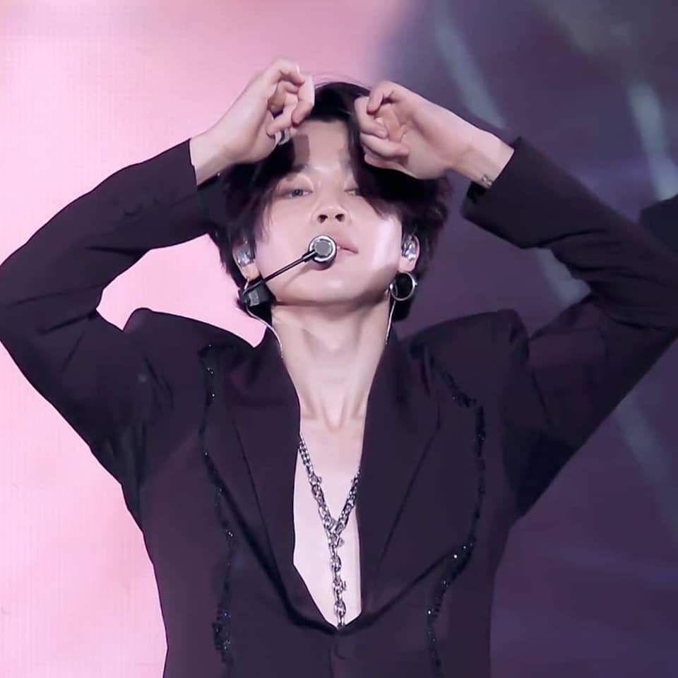 JulianaMarieDLC's tweet photo. H Y B E editors covering Jimin's body in the soop S2 ep. 1&amp;2. Meanwhile, Jimin just revealed it at the PTD concert. *Insert Jin's wiper laugh* 😂
#InTheSoop2 
#PTD_ON_STAGE https://t.co/Y6bOn3ZOAo