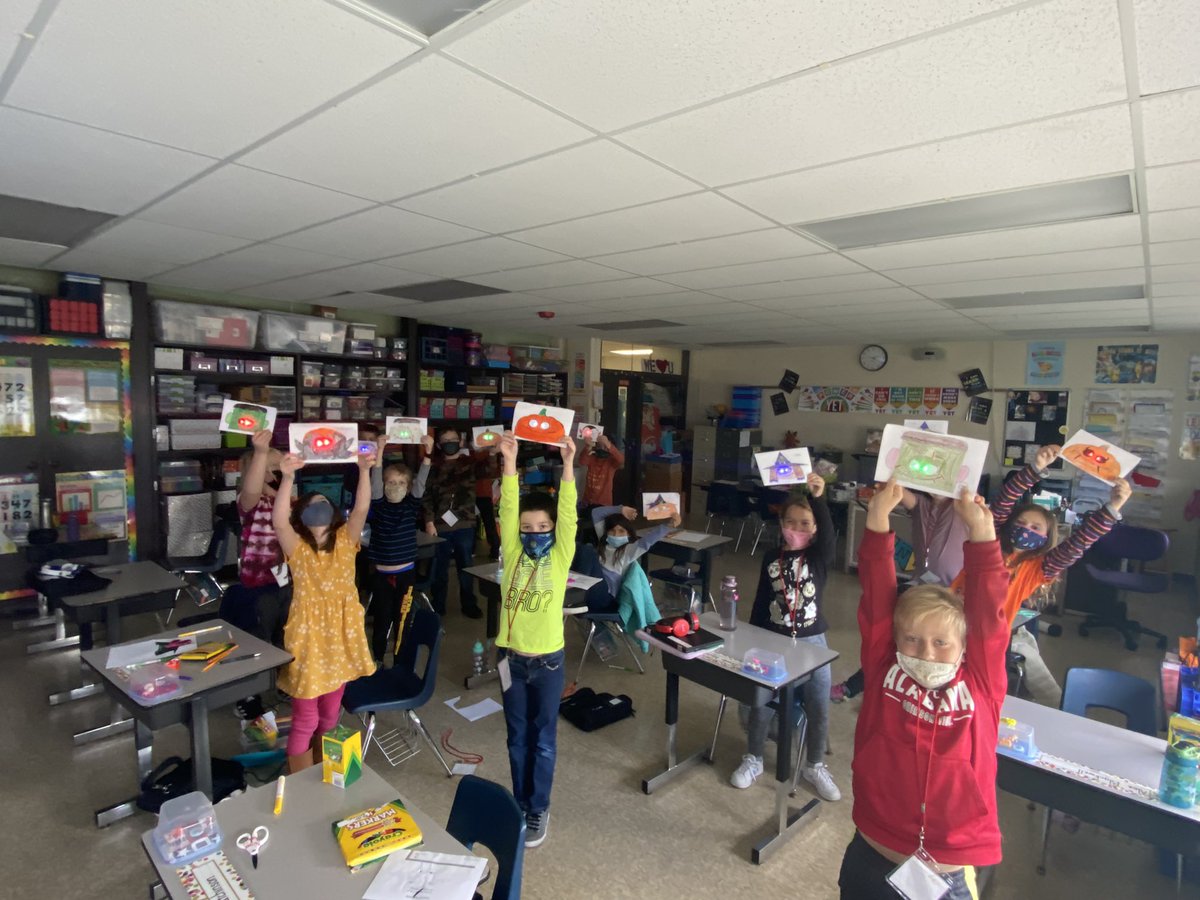 MrsNelson_d118's tweet photo. Halloween paper circuits for our Makerspace Monday! 🙌🙌🙌 They were a hit! @WaucondaGS118 #d118life #wgs118life #thirdgradegeckos #halloweenstem #makerspacemonday https://t.co/UiHgU0ObbT