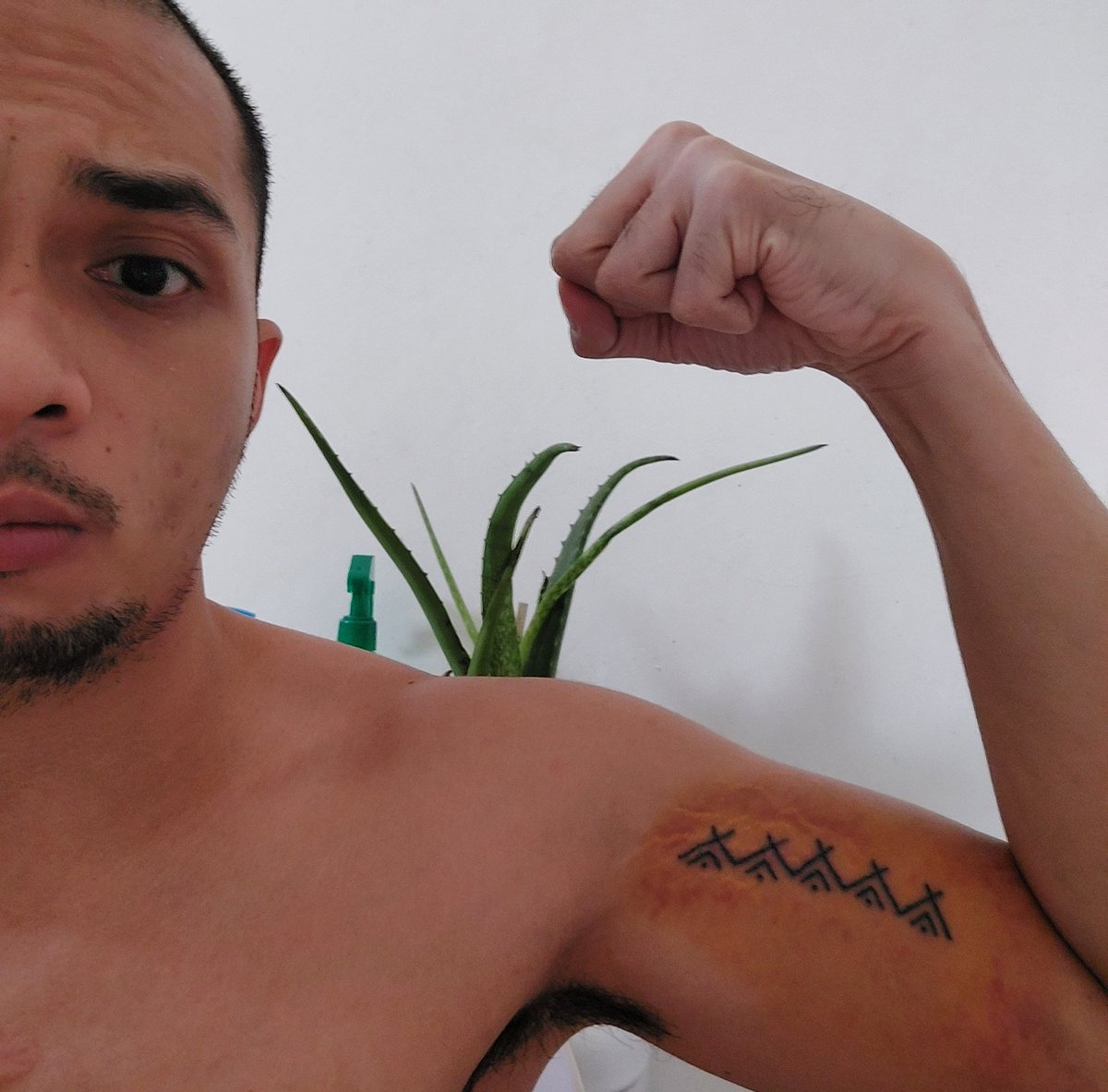 henrycarl_r's tweet photo. A bit worried about the drastic discoloration of my newly tattooes arm... #tribal #lokal #pinoy #batok #butbut https://t.co/10qxsQMf1V