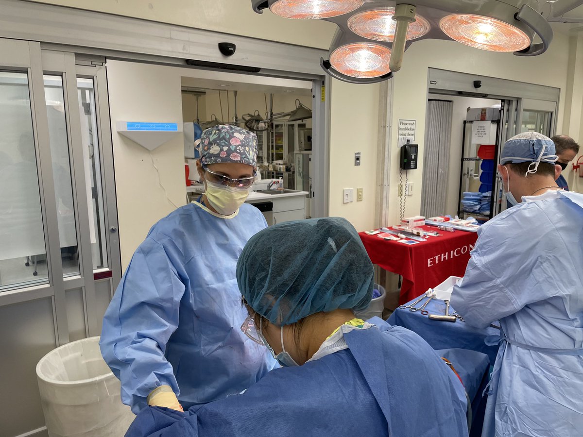 buckman_sara's tweet photo. Washington University Surgical Critical Care fellows participating in a trauma lab under the guidance of Dr. Jessica Kramer, @djesdoc, Dr. Chelsea Hutchinson, Dr. Matt McHale, and Dr. Travis Arnold-Lloyd.  @WashUSurgery https://t.co/XCMDdd7ViJ
