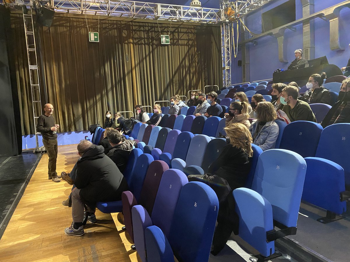 ilRossetti's tweet photo. “SVEVO” di e con #MauroCovacich: per alcuni studenti dell’ @UniTrieste ieri è stata l’occasione di conoscere e discutere con l’autore!
#letteratura
#teatro
@ComunediTrieste
@regioneFVGit 
#CulturaSportFVG
@FVGlive https://t.co/LtF8Gi2PdY