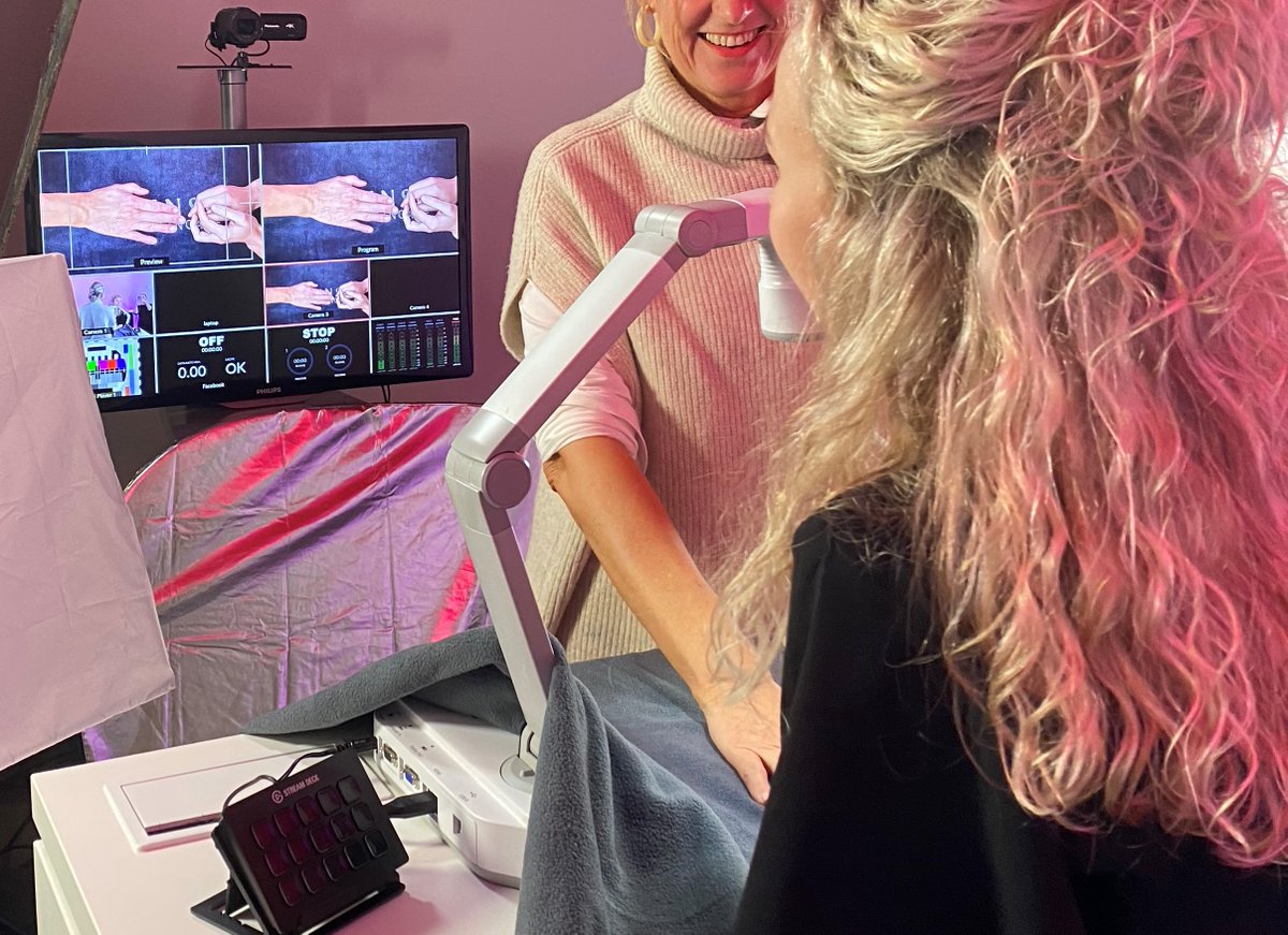 endoorleren's tweet photo. Vorige week waren we op bezoek in @rocvantwente EDUlab om instructiefilmpjes op te nemen over onder andere het geven van een handmassage. Deze filmpjes worden gebruikt om je vooraf voor te bereiden op de les, om thuis mee te oefenen. 3/3 https://t.co/2Eu94KRcDn
