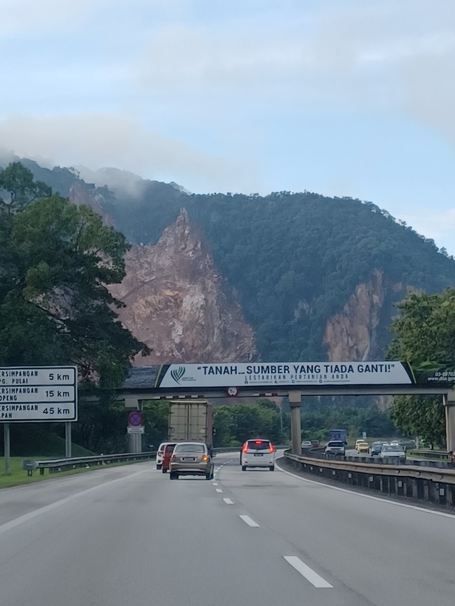 theiliaqilah's tweet photo. View keluar Ipoh        vs.    View masuk Ipoh https://t.co/oN3rb57vfv
