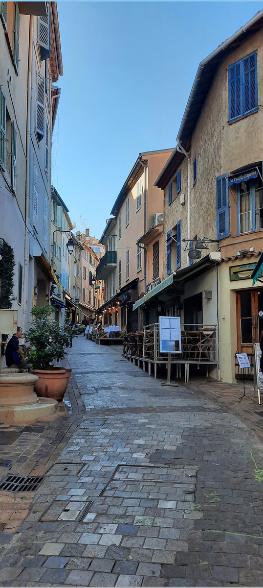 À #Cannes, le Suquet est silloné de ruelles pavées escarpées et de nombreuses maisonnettes de couleur vive! A visiter! 😍😊☀️🌟