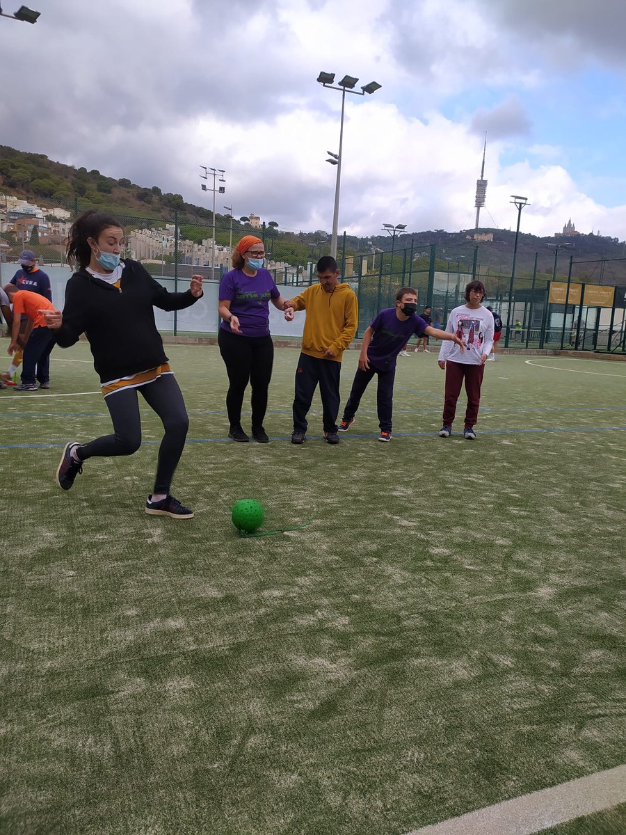 fundacioaspasim's tweet photo. 🌳 Hem començat el curs i les activitats esportives a l'exterior ja són una realitat! Gaudir d'espais oberts, del sol i de l'aire és una empenta pel nostre benestar físic, psíquic i emocional. 

🤲 Gràcies a l'Associació Espotiva BCN i a la Cristina per la seva implicació. https://t.co/sAZa7SuQdU