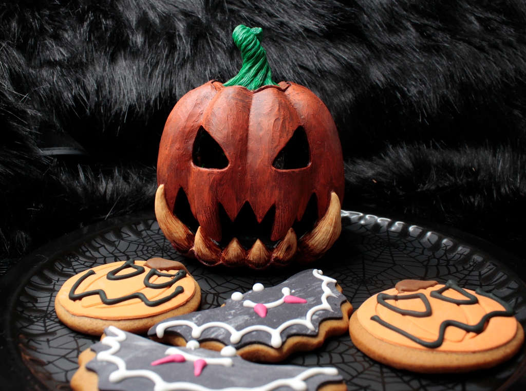 TentacleSpine's tweet photo. Spooky Afternoon Tea with the last few spooky Gingerbread cookies from the local bakery. They thought we got them for trick o treaters or had loads of kids because we bought quite a few... But spooky snacks are scarce in Australia so we go a little bit wild when we find something https://t.co/2Y7uqTdGJq