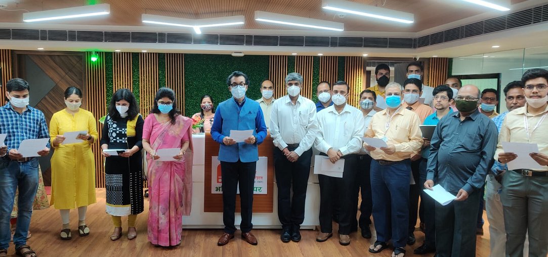 IRFC_1986's tweet photo. Chairman and Managing Director, Shri. Amitabh Banerjee (@CMD_IRFC) administered the integrity pledge to the officers and staff of IRFC to mark the beginning of #VigilanceAwarenessWeek2021.

#IndiaAt75: #SelfRelianceWithIntegrity
@PSUSCOPE @CVCIndia @RailMinIndia https://t.co/g3Ej4PzyPa