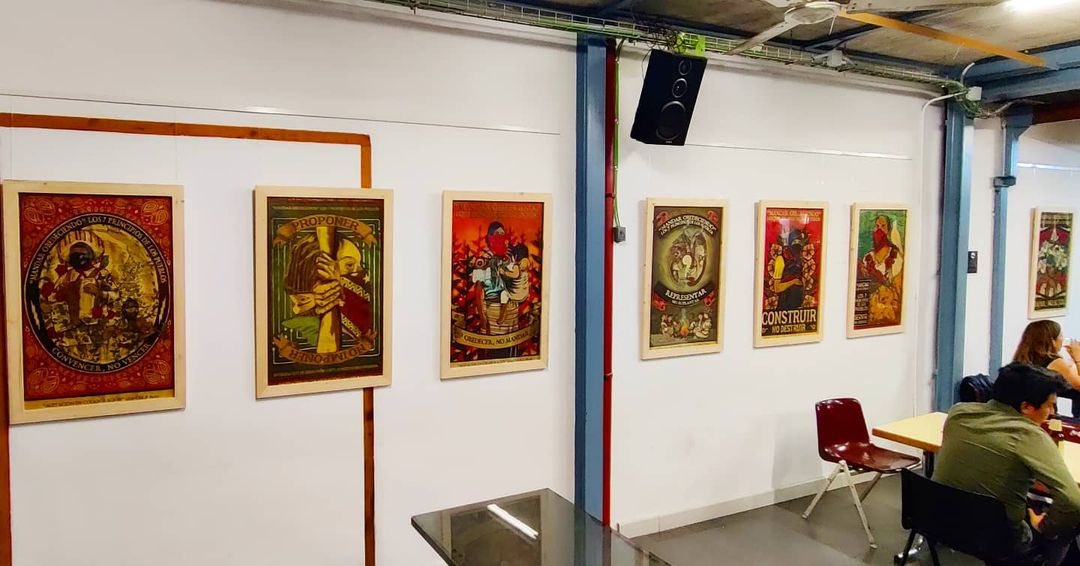 Foto: <a href="/aigualite/">@aigualite@mastodont.cat ✊❤️🖤 🏴‍☠️Ⓐ✴️🖖</a> 📸🌟 Carteles “Los 7 Principios de de los Pueblos”
<a href="/granom/">GranOM</a>, <a href="/kloerk/">أحلام عبدون ◥•ﻜٕوِبون• ‏ﺧٕٓصٍمٍ•ﻜٕوِدٓ•</a>, @caputoasecas, <a href="/le_marke/">Antonio/le_Marke</a> <a href="/villyvillian/">Villy</a>, <a href="/tavogaravato/">garavato</a>, @acaro_llevacento , <a href="/dante/">Dante</a>, <a href="/el_stitch/">Sam Thomas</a> 

#Cartel #Poster #Propaganda #CNI #CIG #EZLN #Cantballó #Barcelona