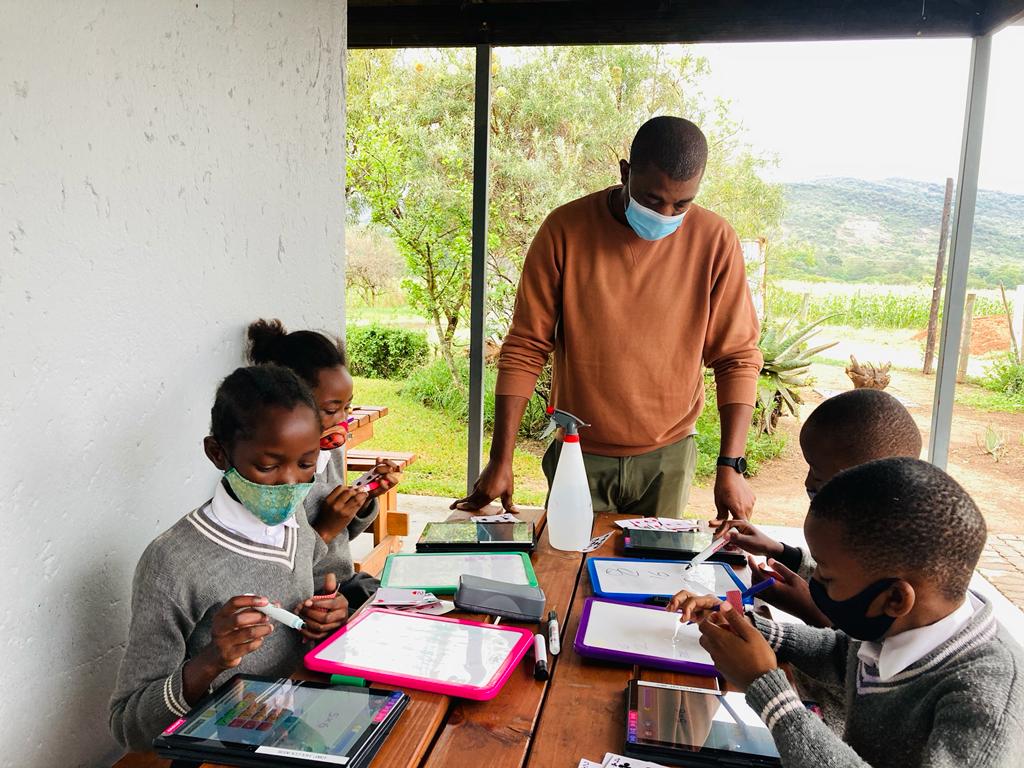 mpho_lebyane's tweet photo. Different activities happening in and out of the barn in @OpenLearningAcademy @HazyviewDLC @GwfOnline #ReimagineEducation https://t.co/OYNHWWU0BF