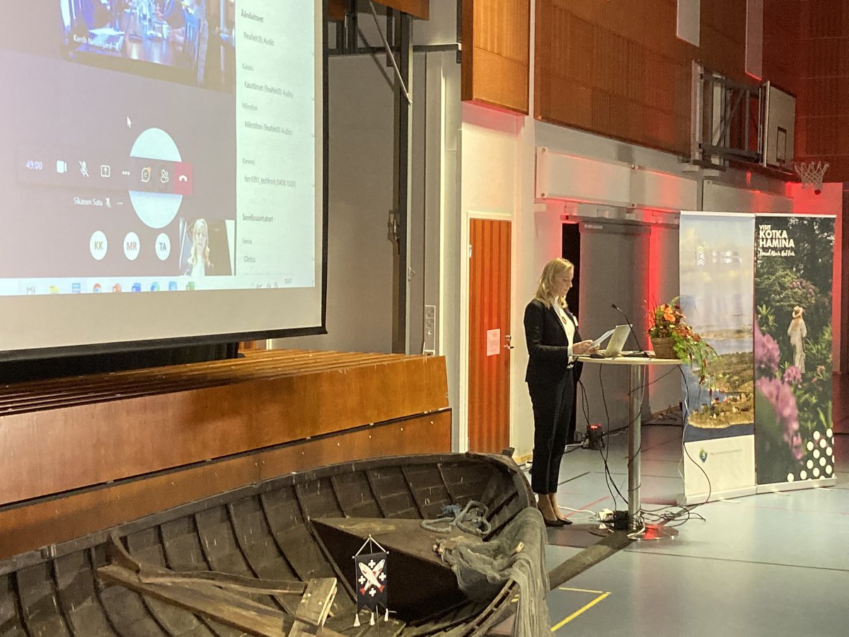 ”Saaristolaisille tuttu monipaikkaisuus on noussut esille viime aikoina. Nyt on sen mietittävä mahdollisuuksia”, evästi SANK:n pj <a href="/SandraBergq/">Sandra Bergqvist</a> #saaristoseminaari n avajaispuheessa. #eläväsaaristo