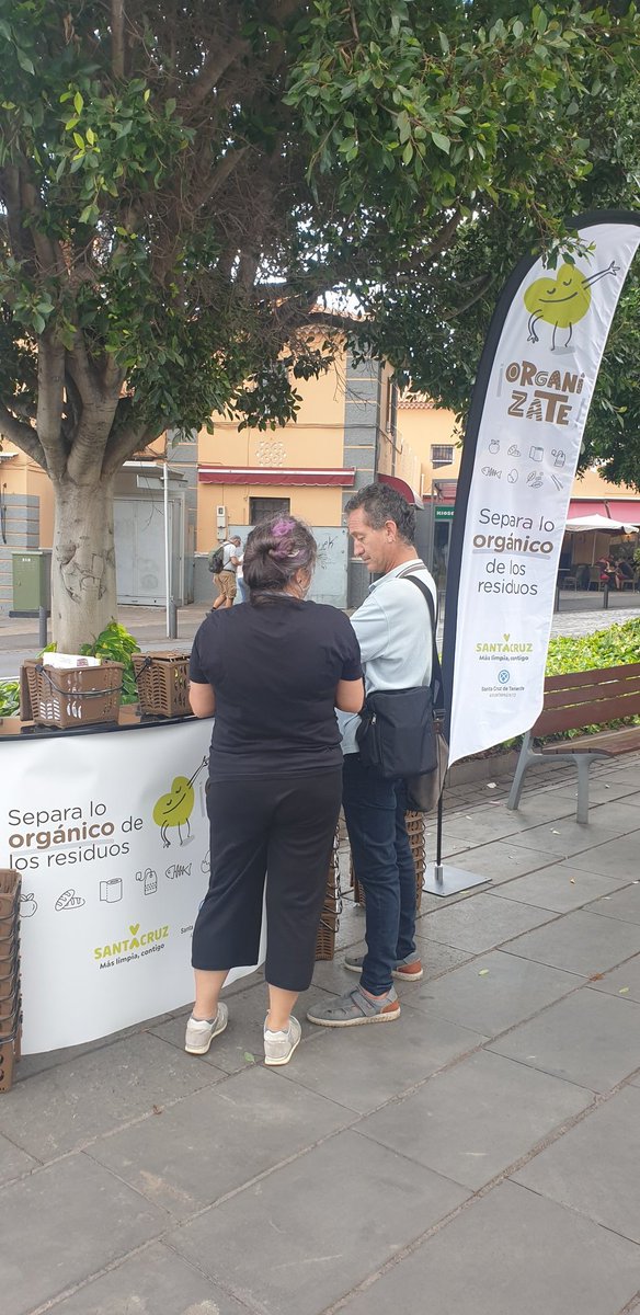 CanariasSyVerde's tweet photo. Ayer primer día de #OrganizateconlaOrganica en el distrito @saludlasalle  con éxito de entrega de material para separar. Hoy más y mejor 
@SClimpia 
@santacruz_ayto https://t.co/HNb0OQx3Tc