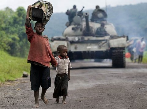 TucciTuccio's tweet photo. Il problema non sono i rifugiati o i profughi, il vero problema sono le guerre, la fame, la miseria che costringono la persone ad abbandonare le loro casa per cercare rifugio in un paese in cui vivere una vita degna di essere vissuta.
#nomuri https://t.co/rwpEYHbOkD