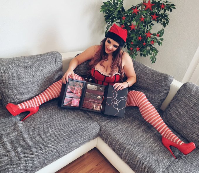 Wisst ihr worauf ich mich das ganze Jahr freue? Auf Adventskalender!!! 🎄Ich hab jedes Jahr mindestens<a href="/tag/fun"class="tags"><span>&#35;fun</span></a><a href="/tag/online"class="tags"><span>&#35;online</span></a><a href="/tag/chat"class="tags"><span>&#35;chat</span></a>