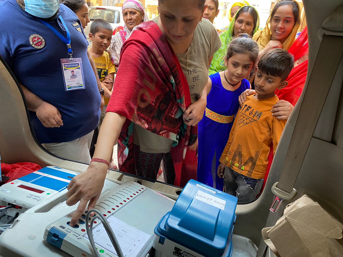 #SVEEP awareness programme Govinda Complex, Bavisa Falia, Silvassa about the use of EVM, VVPAT, helpline no. 1077 and cVIGIL app etc. #ECISVEEP #SVEEPDNH  <a href="/tapasyaraghav/">Dr Tapasyaa Raghav</a> <a href="/CollectorDnh/">Collector DNH</a>
 <a href="/DNH_DMA/">DNHDDMA</a> <a href="/ECISVEEP/">Election Commission of India</a>