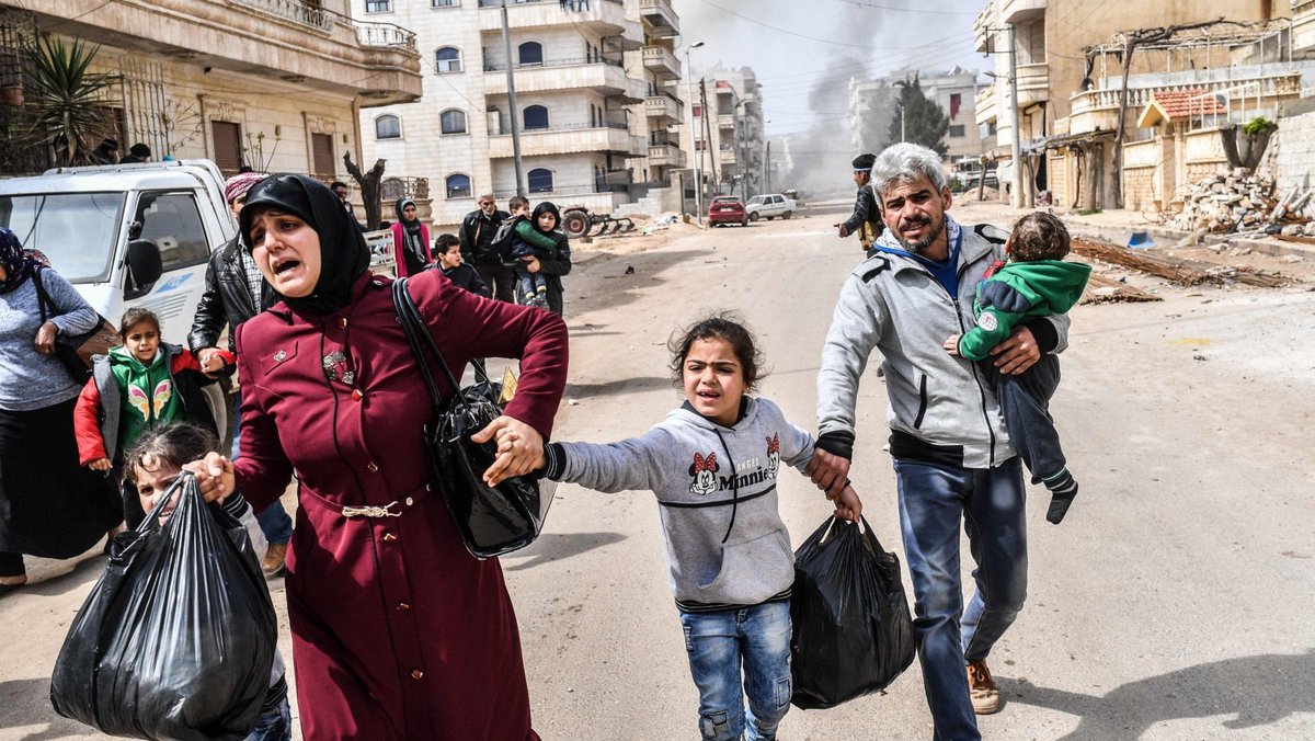 TucciTuccio's tweet photo. Il problema non sono i rifugiati o i profughi, il vero problema sono le guerre, la fame, la miseria che costringono la persone ad abbandonare le loro casa per cercare rifugio in un paese in cui vivere una vita degna di essere vissuta.
#nomuri https://t.co/rwpEYHbOkD