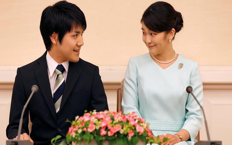 Waqtnewstv's tweet photo. جاپانی شہزادی نے اپنے خوابوں کے شہزادے سے شادی کر لی
https://t.co/ZHtRkhdoHg
#JapanesePrincess #Marriage #Mako #PrincessMako #Groom #JapanRoyalWedding @MofaJapan_en @JapanGov @JPN_PMO https://t.co/0Ea1pikc9g
