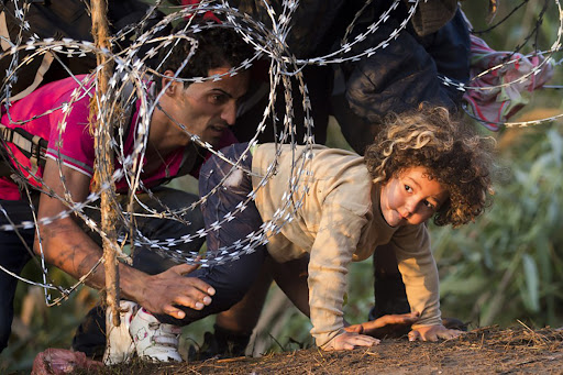 TucciTuccio's tweet photo. Il problema non sono i rifugiati o i profughi, il vero problema sono le guerre, la fame, la miseria che costringono la persone ad abbandonare le loro casa per cercare rifugio in un paese in cui vivere una vita degna di essere vissuta.
#nomuri https://t.co/rwpEYHbOkD