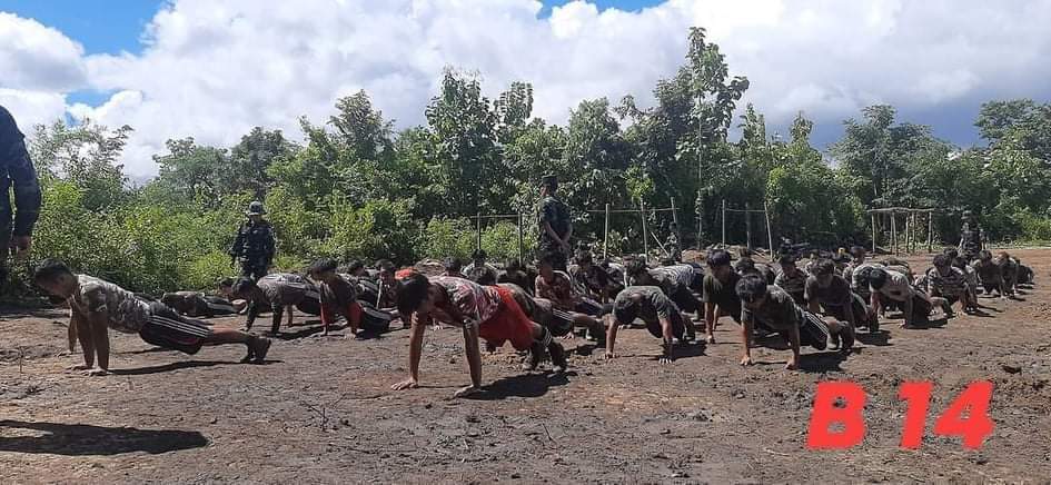 ChloeSian2020's tweet photo. The Karenni National Defense Force (KNDF-B14) #Loikaw Zone released some training photos of women and men today (October 26).
#WhatsHappeningInMyanmar
#PeopleDefenseForce
#SupportPDF https://t.co/Kv3aAh6KHe