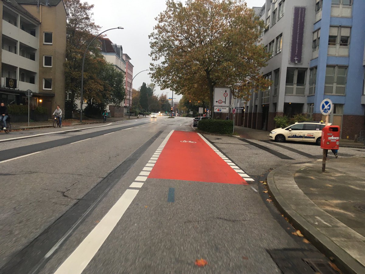 ADFC_Hamburg's tweet photo. Breit ist sie jedenfalls 👍 An den Kreuzungen noch nicht perfekt. #Königsstrasse #Provisorium https://t.co/zFmVZckJdq