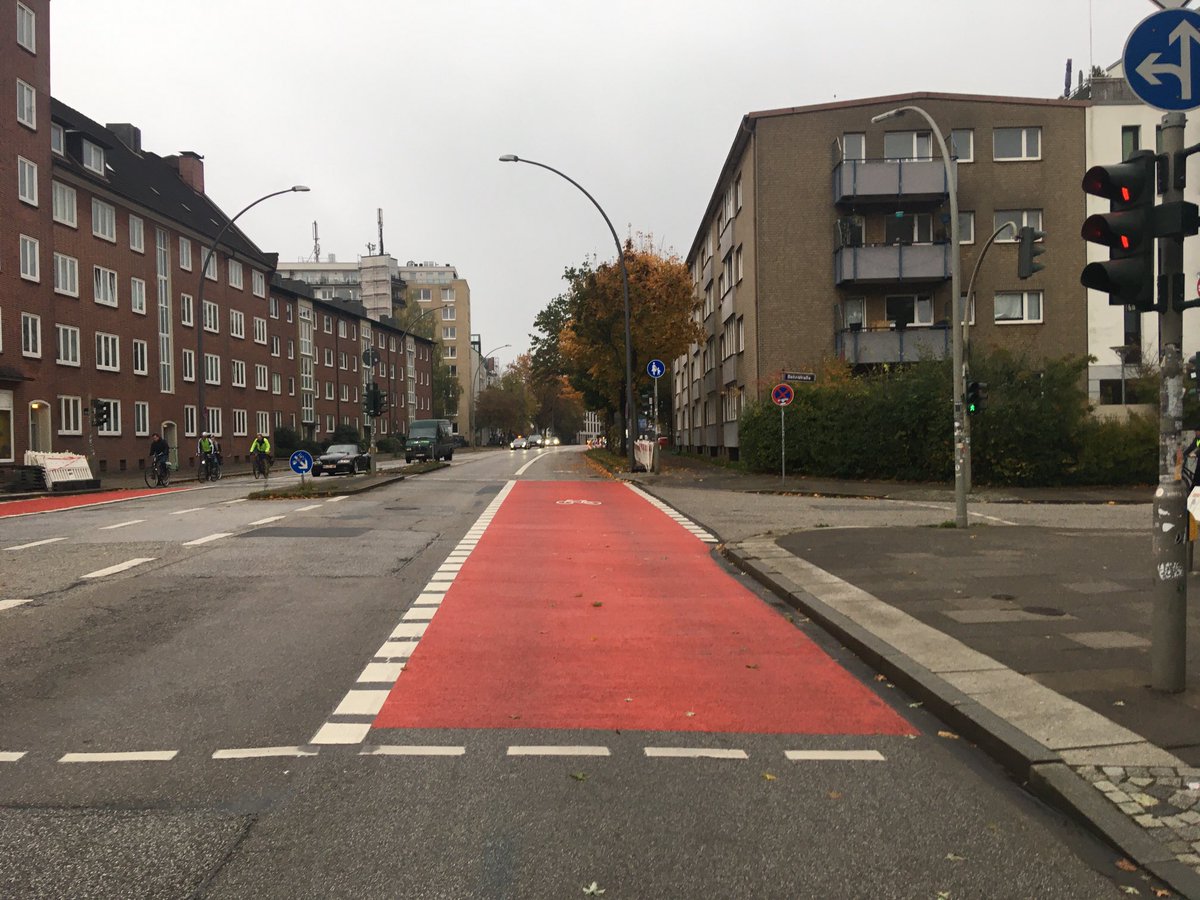 ADFC_Hamburg's tweet photo. Breit ist sie jedenfalls 👍 An den Kreuzungen noch nicht perfekt. #Königsstrasse #Provisorium https://t.co/zFmVZckJdq