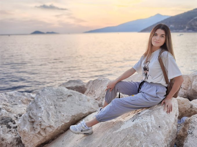 share your sunset photo in the comments , guys. I so want to see with your eyes 💗 https://t.co/4r9Ly