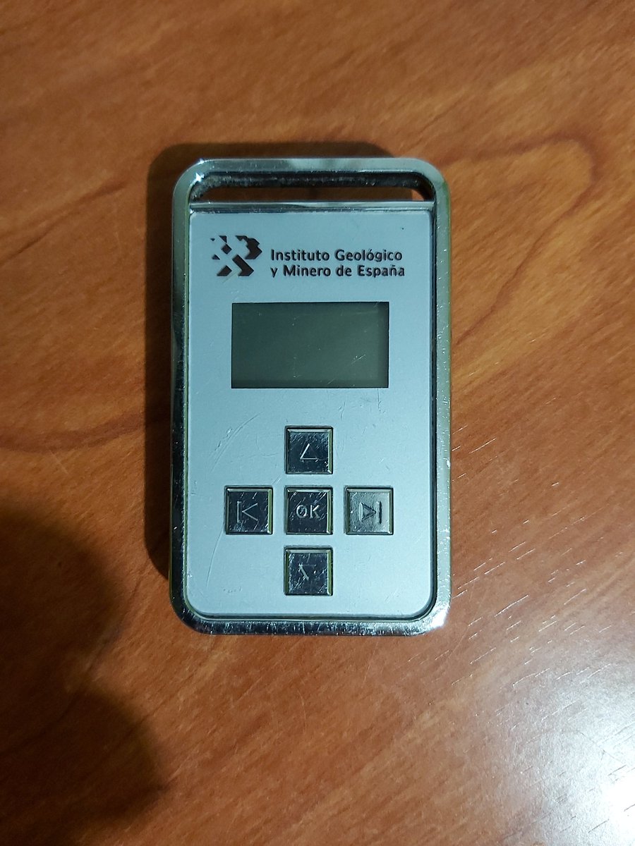 ajspadial2's tweet photo. Ayer encontré este dispositivo. Es uno de los regalos 🎁 de Navidad 🎅🎄 que recibí durante mi etapa en el @IGME1849 ⚒️, a principios de siglo 👴.
¡Me encantaba esa costumbre 😍😍🥰🥰!
¿Alguien se atreve a adivinar qué es? A nosotros ya nos costó entonces. https://t.co/qFuZ750qpM