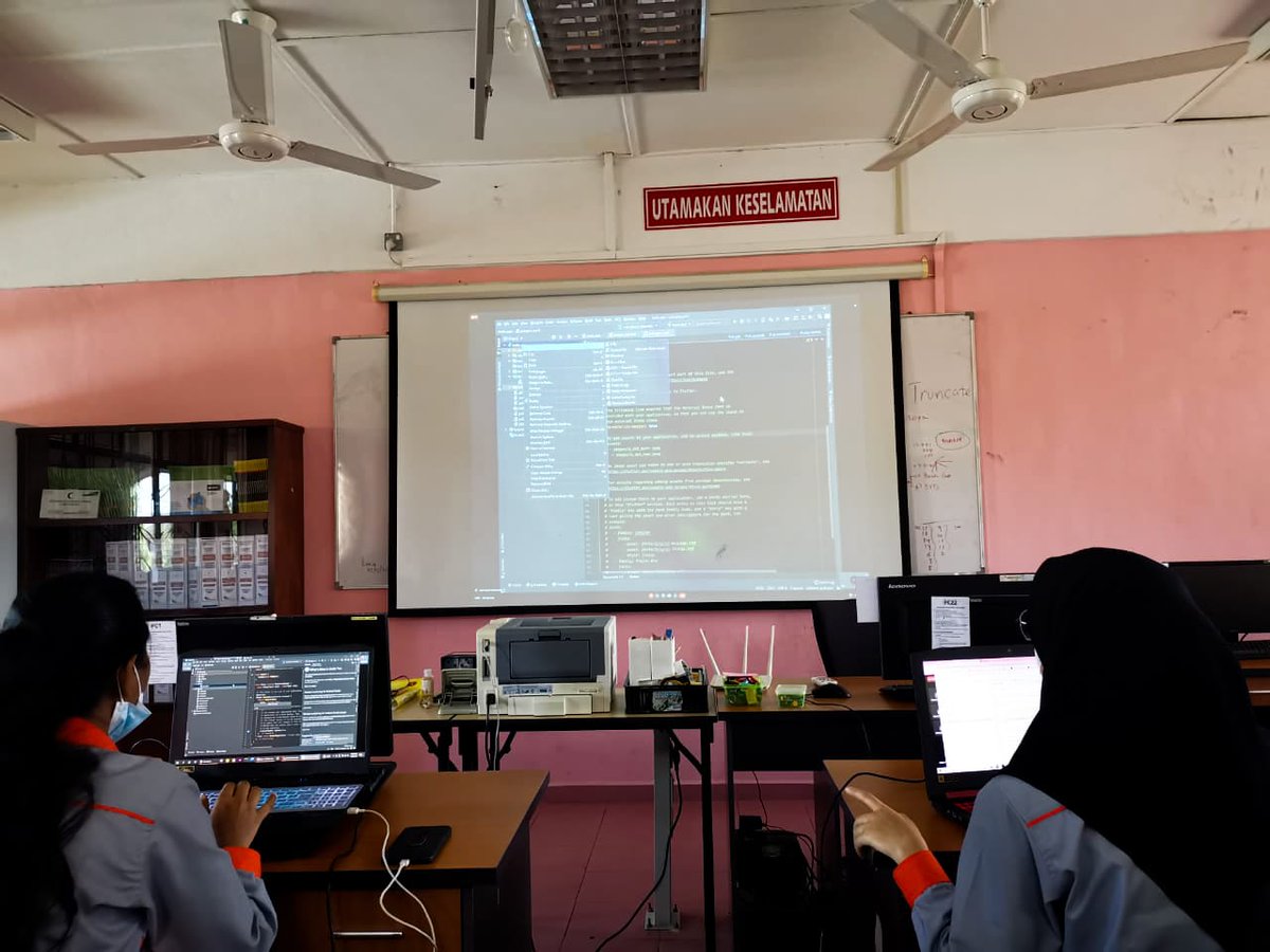 MakersNextgen's tweet photo. Alhamdulillah kali ini Bengkel Latihan Pembangunan Aplikasi: Flutter bersama pelajar² Kolej Vokasional Sungai Petani 1, Kedah juga berjalan dengan lancar selama 2 hari !! 🤩

Walaupun jauh, tapi tidak menjadi halangan untuk kami berkongsi ilmu bersama guru² &amp; pelajar² 🤩🥰 https://t.co/nGXIJF0gZ2