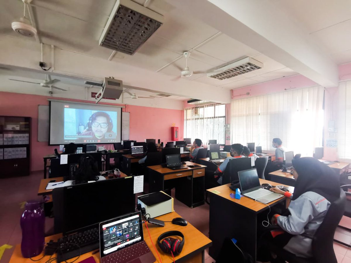 MakersNextgen's tweet photo. Alhamdulillah kali ini Bengkel Latihan Pembangunan Aplikasi: Flutter bersama pelajar² Kolej Vokasional Sungai Petani 1, Kedah juga berjalan dengan lancar selama 2 hari !! 🤩

Walaupun jauh, tapi tidak menjadi halangan untuk kami berkongsi ilmu bersama guru² &amp; pelajar² 🤩🥰 https://t.co/nGXIJF0gZ2