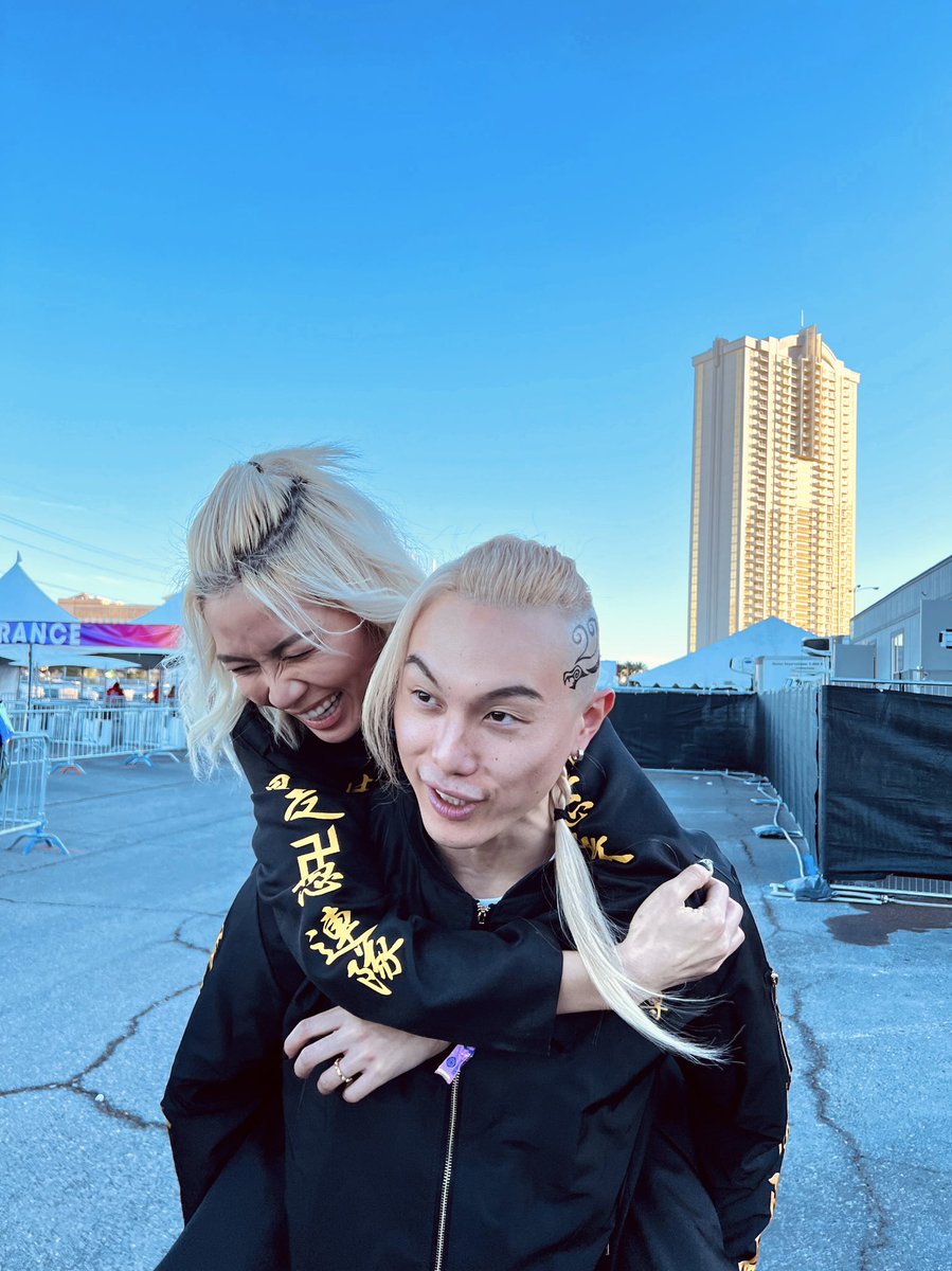 happypicklez's tweet photo. edc day 1 https://t.co/bThcryASwQ